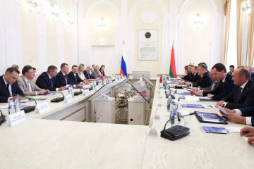 министр спорта Смоленской области Виктор Кирюшкин выступил с докладом на совместном заседании коллегий Минспорта Беларуси и России в Бресте - фото - 1